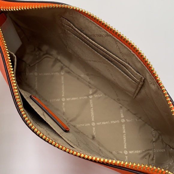 MICHAEL KORS JET SET TRAVEL SMALL SHOULDER CROSSBODY
BAG WITH TECH ATTCH AIRPOD - Picture 14 of 16